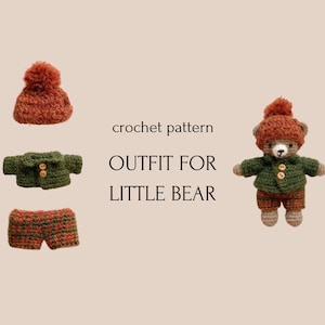 Puede incluir: Un patrón de ganchillo para un atuendo de osito. El atuendo incluye un gorro con pompón color óxido, una chaqueta verde con dos botones marrones y pantalones cortos a juego. El texto de la imagen dice "crochet pattern OUTFIT FOR LITTLE BEAR."