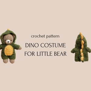 以下が含まれることがあります： 小さなテディベア用の恐竜コスチュームの編み物パターン。コスチュームは緑色で黄色のアクセントがあり、フードが付いています。