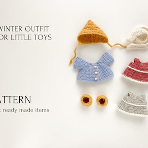 Puede incluir: Un patrón de crochet para un atuendo de invierno para pequeños juguetes. El patrón incluye un gorro con capucha, un suéter, dos vestidos y un par de zapatos. El texto "WINTER OUTFIT FOR LITTLE TOYS" y "PATTERN *not ready made items" es visible en la imagen.