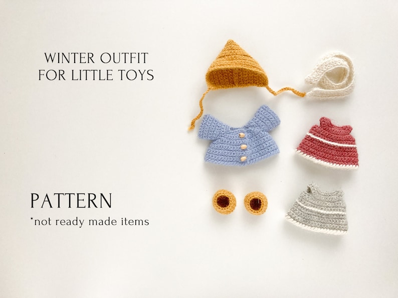 Op de afbeelding: Een haakpatroon voor een winteroutfit voor kleine speelgoedjes. Het patroon omvat een muts met capuchon, een trui, twee jurken en een paar schoenen. De tekst "WINTER OUTFIT FOR LITTLE TOYS" en "PATTERN *not ready made items" is zichtbaar in de afbeelding.