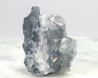 Cubo de fluorita verde menta brillante sobre matriz - Ejemplar de cubo de fluorita - Cristal metafísico