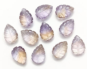 Puede incluir: Doce cuentas de piedra preciosa de amatista en forma de hoja con un degradado de morado y amarillo.
