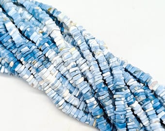 Puede incluir: Una hebra de cuentas de piedra preciosa de ópalo azul y blanco. Las cuentas son de forma cuadrada y tienen un acabado liso y pulido.