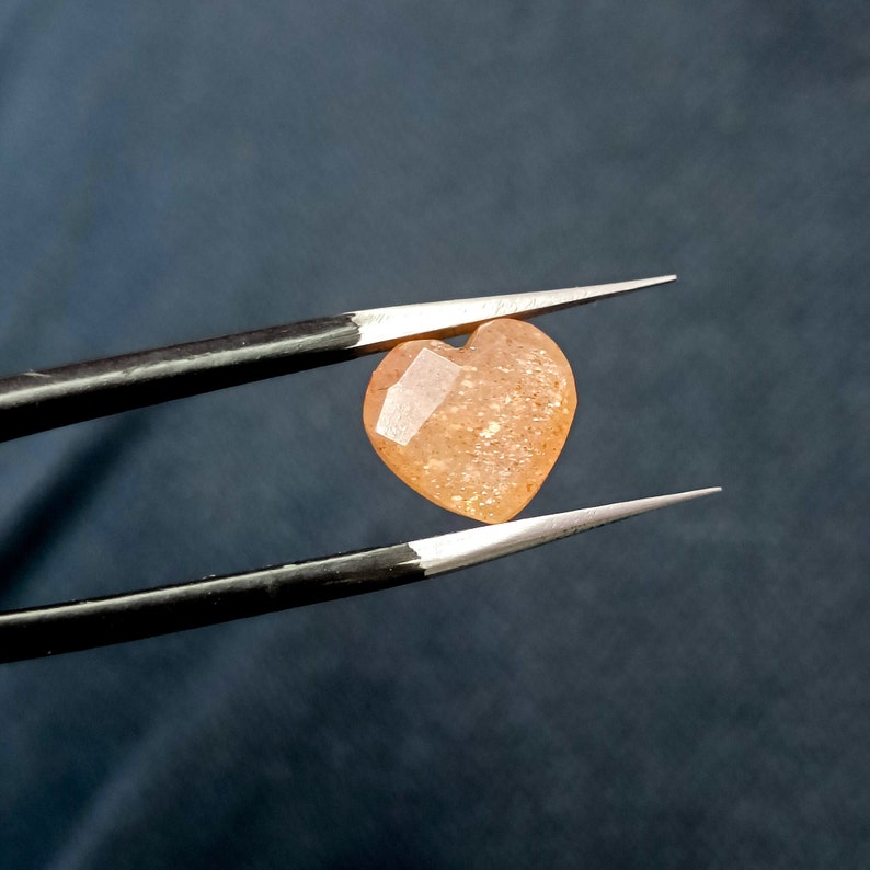 Glänsande persika månsten hjärtformad ädelsten fasetterad handsnidad hjärtpärla snidning ädelstenspärlor för smycken 10 MM helande kristallhjärtan bild 7