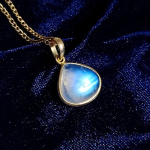 Natural Rainbow Moonstone Heart Pendant, 14K Solid Gold Blue Moonstone Pendant, Heart Shape Pendant, June Birthstone Pendant, Dainty Pendant
