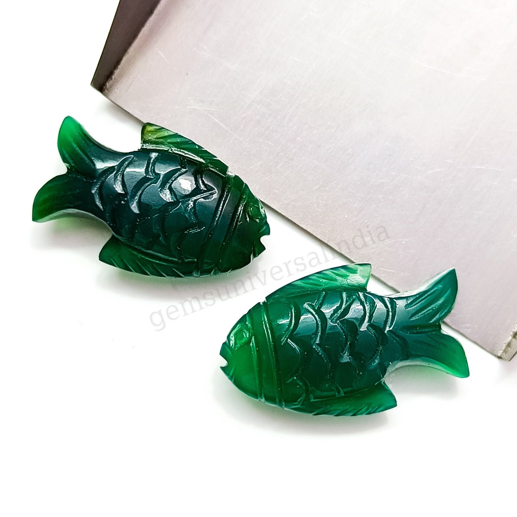 天然グリーンオニキスの魚の彫刻された宝石ビーズ、ジュエリー作りの