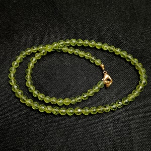 Collana di perle rotonde sfaccettate di peridoto di alta qualità, collana di perle di peridoto naturale, collana di peridoto, collana girocollo fatta a mano, regalo per lei