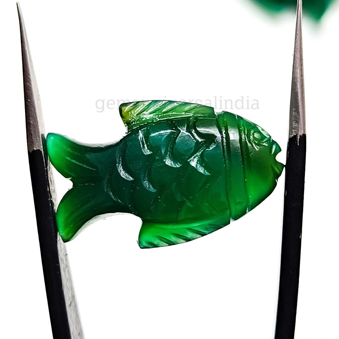 天然グリーンオニキスの魚の彫刻された宝石ビーズ、ジュエリー作りの