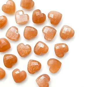 Glänsande persika månsten hjärtformad ädelsten fasetterad handsnidad hjärtpärla snidning ädelstenspärlor för smycken 10 MM helande kristallhjärtan bild 3