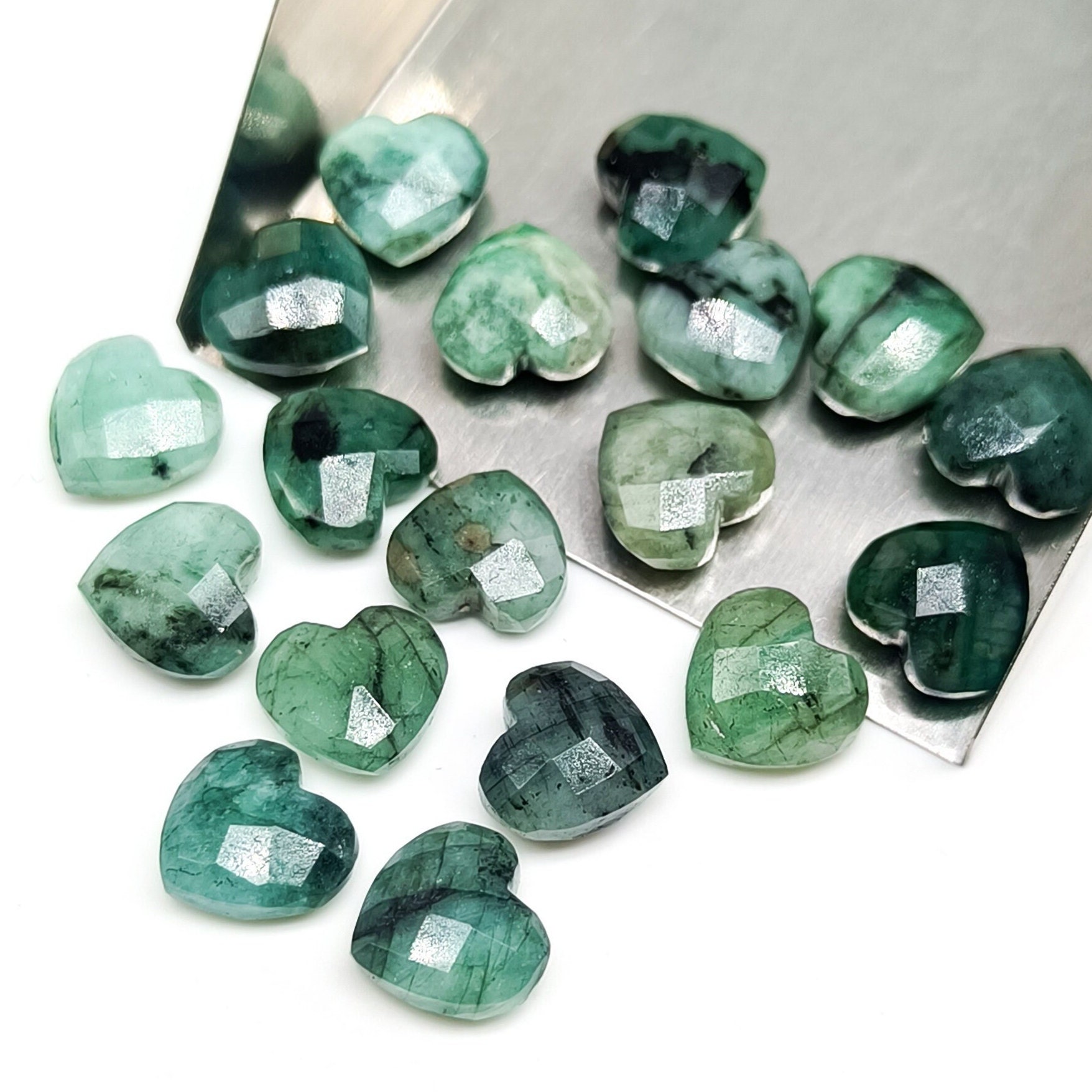 AAA Emerald Heart Shape Briolettes, Naturalne fasetowane koraliki z kamieni szlachetnych w kształcie serca w kolorze szmaragdowym, Luźne ręcznie rzeźbione koraliki, Rzeźbione koraliki szmaragdowe, 10 mm