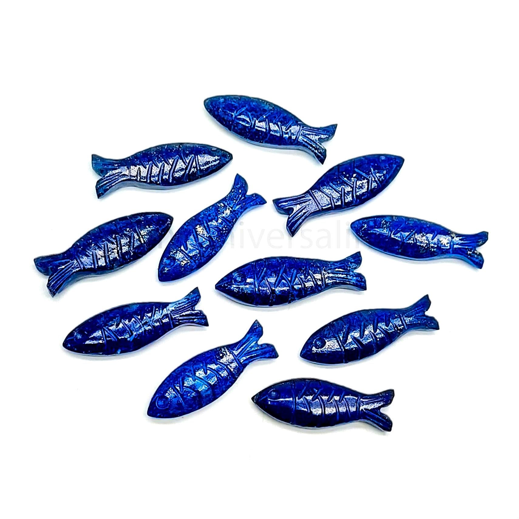 天然ラピスラズリの魚の彫刻、ジュエリー作りのための魚の形に彫刻され