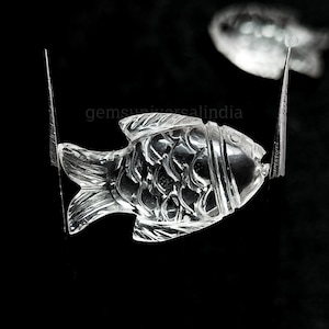 Natural Crystal Quartz Fish Carved Gemstone for Jewelry Making Clear Quartz Fish Shape Gemstone Hand Carved Fish Charms for Necklace 25mm