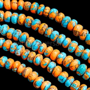 以下が含まれることがあります： ターコイズとオレンジの宝石ビーズのストランド。ビーズは丸く、まだら模様になっています。