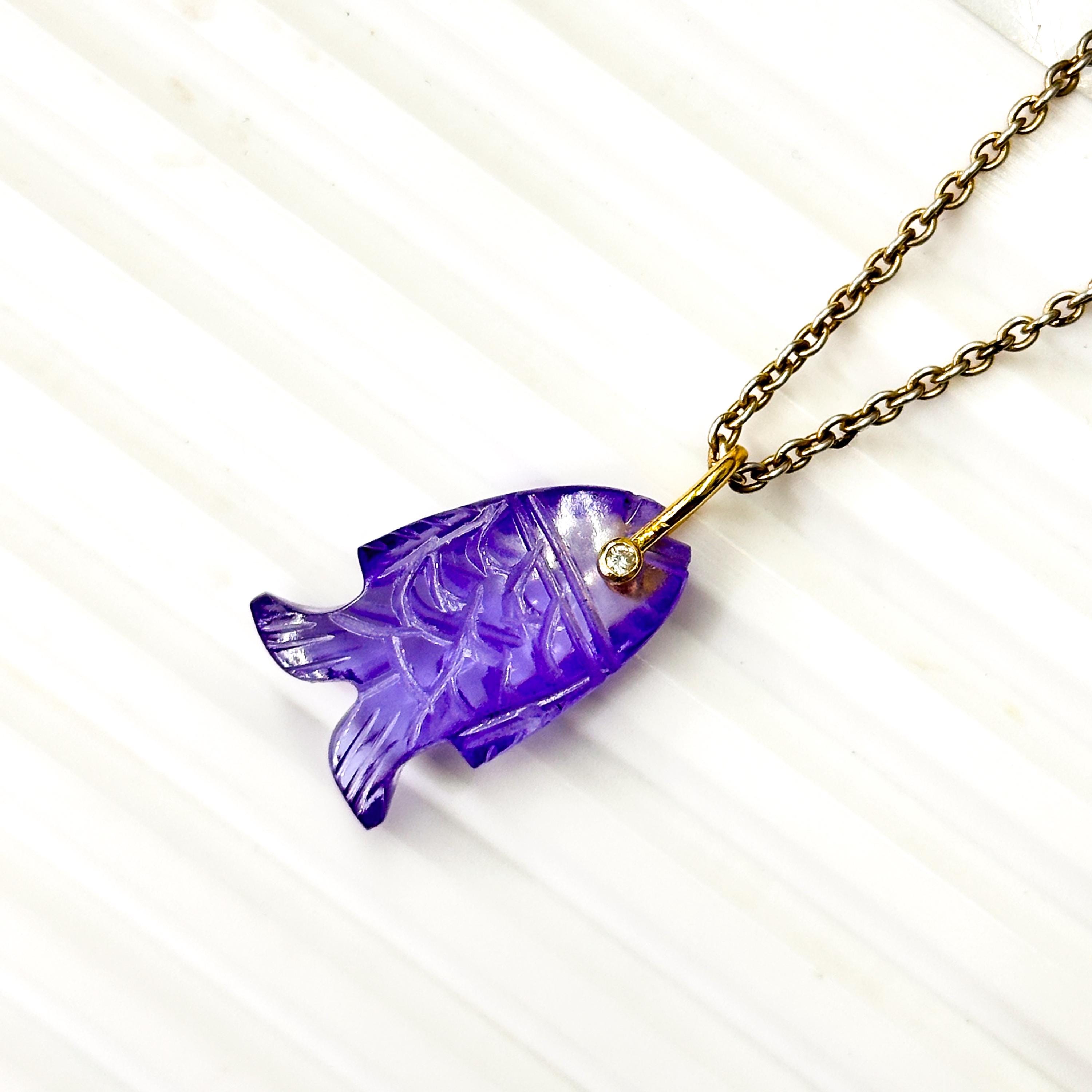 アメジストクォーツの手彫り魚ペンダント、925シルバーのハンドメイド 