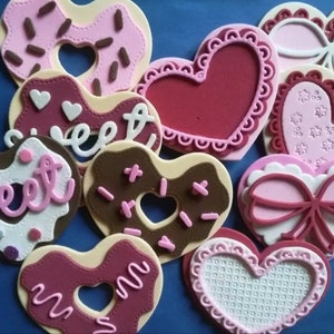 Biscotti cuore in fommy, foam, gomma Eva. Disponibili anche in kit fustellati per realizzarli tu.