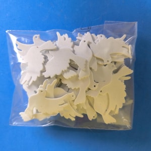 Aus Eva-Schaumgummi gestanzte Tauben.