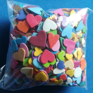 100 cuori in gomma Eva foam.