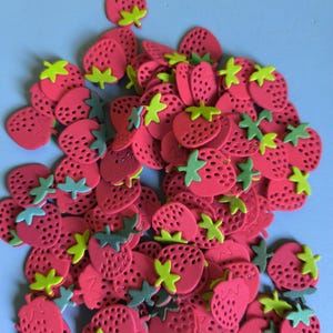 Fragole fustellate in gomma Eva foam.