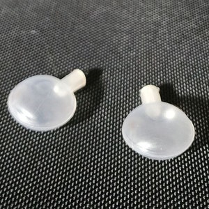 Op de afbeelding: Twee transparante, piepende hondenspeelgoed van plastic. De speelgoedjes zijn gevormd als een bal met een klein handvat.
