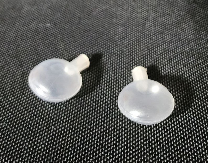 Op de afbeelding: Twee transparante, piepende hondenspeelgoed van plastic. De speelgoedjes zijn gevormd als een bal met een klein handvat.