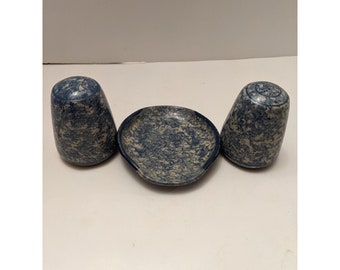 Vtg Red Wing Steinzeug Blau gesprenkelte Salz- und Pfefferstreuer mit passender Löffelablage