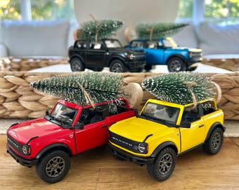 Ford Bronco - met kerstboom - bureau - kantoorinrichting - cadeau voor hem - kerstversiering vrachtwagen - cadeau-idee - sport