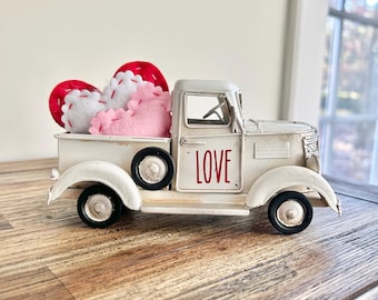 Valentinstagsdeko – Wohndeko – Herzen – Romantisch – Tischdeko – Eingangsbereich – Geschenk – Weißer Metall-LKW – LIEBE