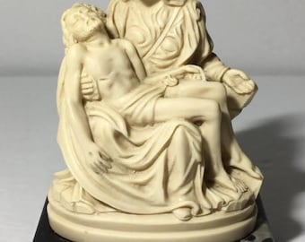 Figura La Pieta Resina Base Piedra G. Ruggeri