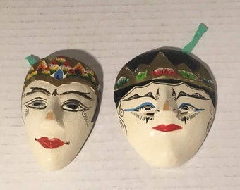 Conjunto de 2 máscaras talladas en madera Galuh Condrokirono pintadas en Indonesia