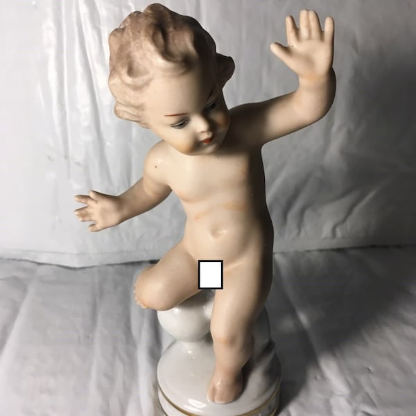 RARE 1764 Wallendorf Figurine Naked Boy Ball Porcelain Putto Cherub Putti