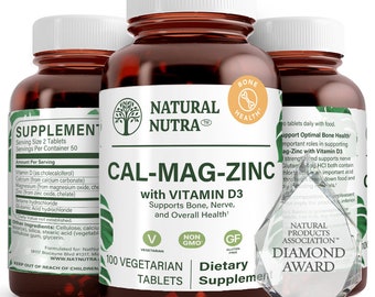 Puede incluir: Dos botellas marrones de suplemento dietético Natural Nutra Cal-Mag-Zinc con vitamina D3 en tabletas. Las botellas están etiquetadas con un logotipo de árbol verde y el texto "100 Tabletas Vegetarianas". Un trofeo de diamante de cristal transparente está en primer plano.