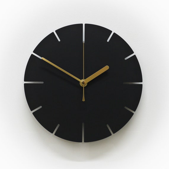 Cadran horloge murale Visage noir avec aiguilles en or, Design