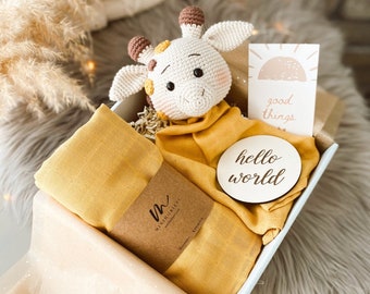 Amigurumi Giraffe Gift Box , giraffe sleeping companion, my baby's first toy, muslin blanket, organic toy, newborn baby set, gift box