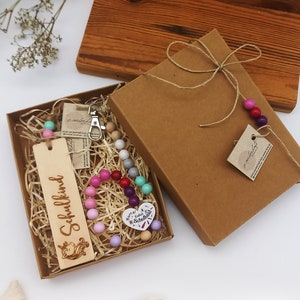 Schulkind Geschenkset mit Name personalisiert Box Kraftkarton mit Rechenkette & Kinder Lesezeichen Dinosaurier, Einhorn, Regenbogen