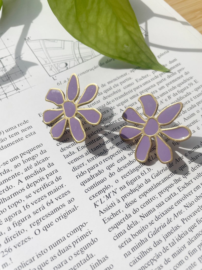 Chic Flower resin and brass earrings Classic earrings Elegant earrings Light earrings modern jewellery Flower jewellery Jewelry Purple