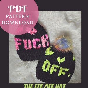 Op de afbeelding: Twee zwarte gebreide mutsen met neon tekst die "FUCK" en "OFF" spelt. Eén muts heeft roze en witte letters, de andere neon groen. Een kleurrijke pompon siert één van de mutsen. De mutsen zijn gelabeld "THE EFF OFF HAT".