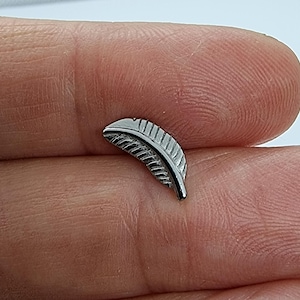 Orecchino piercing a piuma, piccolo piercing per cartilagine in acciaio ,piercing orecchio a perno, piercing per elice ,orecchino argento