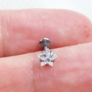 Orecchino piercing a stella per cartilagine ,lobo, elice, trago, labbra, spessore asta 1,2 mm ,16 g, stella in zircone cubico