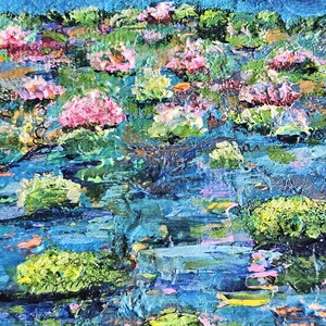 K&ouml;nnte beinhalten: Abstrakte Impasto-Malerei, die eine Wasserszene mit rosa und gr&uuml;nen Seerosen darstellt. Das Kunstwerk weist eine strukturierte Oberfl&auml;che mit Blau-, Gr&uuml;n- und Rosat&ouml;nen auf, die eine ruhige und nat&uuml;rliche Landschaft hervorrufen. Der Himmel ist tiefblau mit wei&szlig;en Punkten.