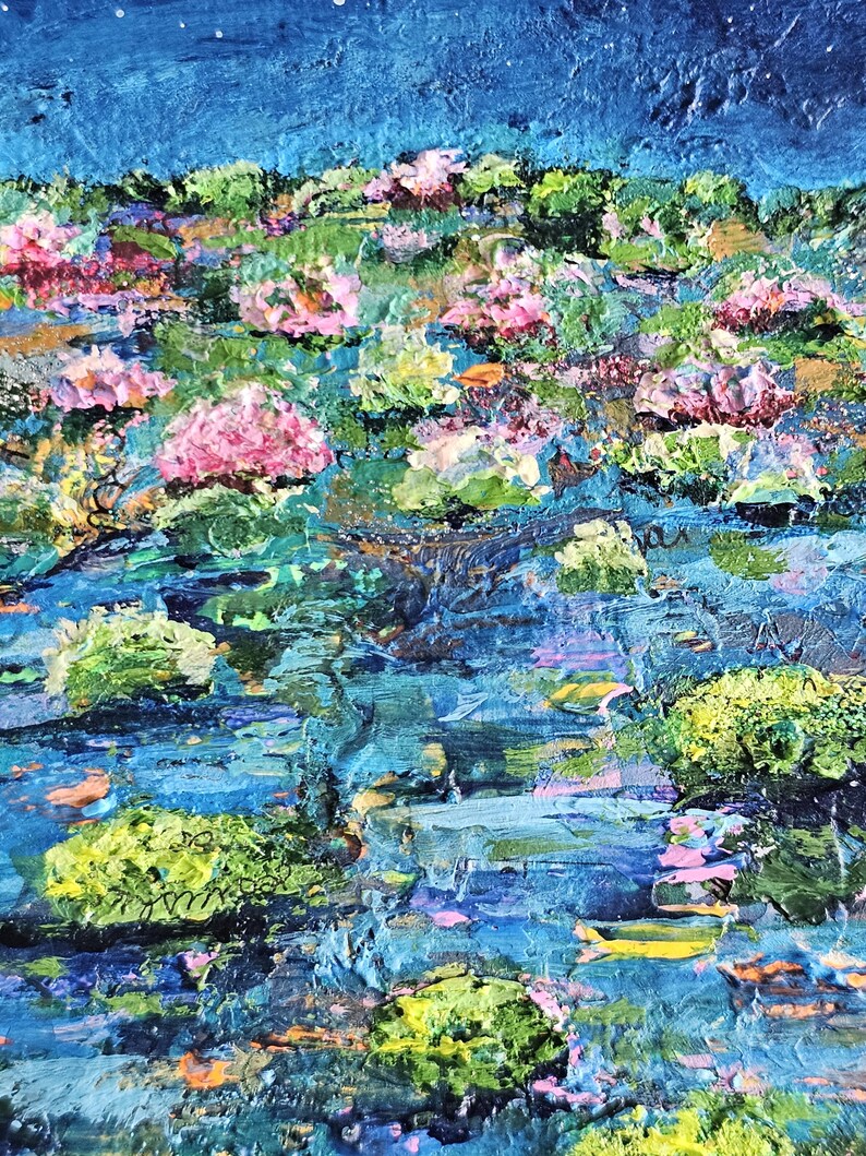 K&ouml;nnte beinhalten: Abstrakte Impasto-Malerei, die eine Wasserszene mit rosa und gr&uuml;nen Seerosen darstellt. Das Kunstwerk weist eine strukturierte Oberfl&auml;che mit Blau-, Gr&uuml;n- und Rosat&ouml;nen auf, die eine ruhige und nat&uuml;rliche Landschaft hervorrufen. Der Himmel ist tiefblau mit wei&szlig;en Punkten.