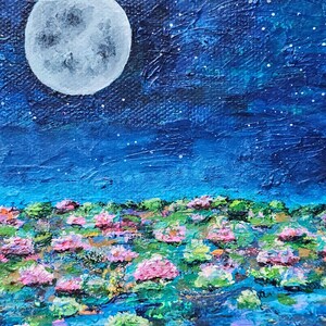 K&ouml;nnte beinhalten: Acrylbild einer Nachtszene mit Vollmond und Sternenhimmel. Darunter schwebt ein Feld aus rosa und gr&uuml;nen Blumen auf einer blauen Wasseroberfl&auml;che. Das Kunstwerk verwendet strukturierte Pinselstriche.
