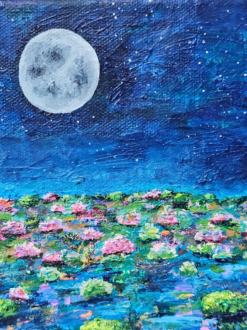 K&ouml;nnte beinhalten: Acrylbild einer Nachtszene mit Vollmond und Sternenhimmel. Darunter schwebt ein Feld aus rosa und gr&uuml;nen Blumen auf einer blauen Wasseroberfl&auml;che. Das Kunstwerk verwendet strukturierte Pinselstriche.