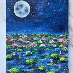K&ouml;nnte beinhalten: Ein Originalgem&auml;lde zeigt eine n&auml;chtliche Landschaft. Ein gro&szlig;er, strukturierter Vollmond dominiert den dunkelblauen Himmel, der mit kleinen wei&szlig;en Sternen &uuml;bers&auml;t ist. Darunter schwimmt ein Feld aus rosa und gr&uuml;nen Seerosen auf einer blauen Wasseroberfl&auml;che.