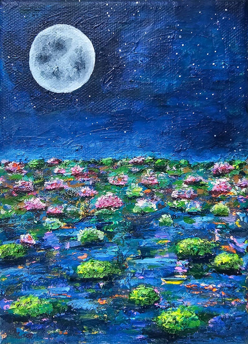 K&ouml;nnte beinhalten: Ein originales &Ouml;lgem&auml;lde zeigt eine n&auml;chtliche Landschaft. Ein gro&szlig;er, strukturierter, wei&szlig;er Mond dominiert die obere linke Ecke, mit einem dunkelblauen Himmel, der mit Sternen &uuml;bers&auml;t ist. Der Vordergrund zeigt ein Gew&auml;sser mit gr&uuml;nen und rosa Seerosen.