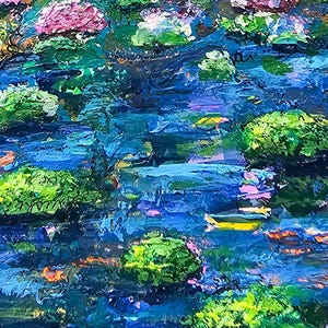 K&ouml;nnte beinhalten: Impasto-&Ouml;lgem&auml;lde eines Wassergartens mit Seerosen und Blumen. Das Kunstwerk zeigt eine lebendige Palette aus Blau-, Gr&uuml;n-, Rosa- und Gelbt&ouml;nen, die eine strukturierte und dynamische Komposition erzeugt. Die Pinselstriche sind dick und sichtbar.