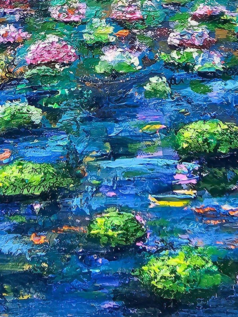 K&ouml;nnte beinhalten: Impasto-&Ouml;lgem&auml;lde eines Wassergartens mit Seerosen und Blumen. Das Kunstwerk zeigt eine lebendige Palette aus Blau-, Gr&uuml;n-, Rosa- und Gelbt&ouml;nen, die eine strukturierte und dynamische Komposition erzeugt. Die Pinselstriche sind dick und sichtbar.