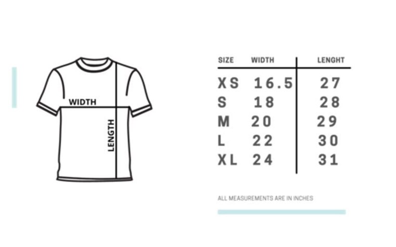 Peut inclure: Tableau des tailles pour un t-shirt avec des mesures en pouces pour la largeur et la longueur. Les tailles comprennent XS, S, M, L et XL.
