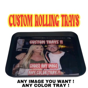 Op de afbeelding: Een zwarte roltafel met een aangepaste afbeelding van een stel. De roltafel heeft de tekst "CUSTOM TRAYS!! CHOOSE ANY IMAGE ANY COLOR TRAY!!" erop gedrukt.  ANY IMAGE YOU WANT! ANY COLOR TRAY!