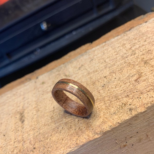 Bague en bois de sapelli avec incrustation en laiton, bague en bois, bague en bois pour homme, bague en bois pour femme, alliance, bague de fiançailles