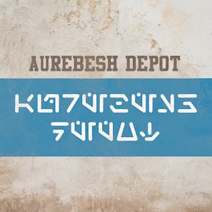 Könnte beinhalten: Ein blaues und weißes Schild mit dem Text "AUREBESH DEPOT" in braunen Buchstaben. Das Schild zeigt auch weiße Aurebesh-Schrift, ein fiktives Alphabet aus dem Star Wars-Universum.